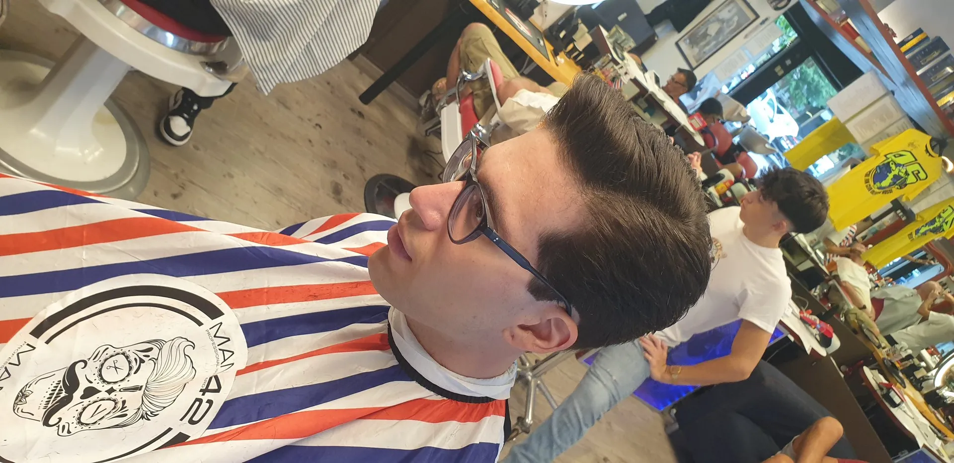 Riga laterale su capelli scuri