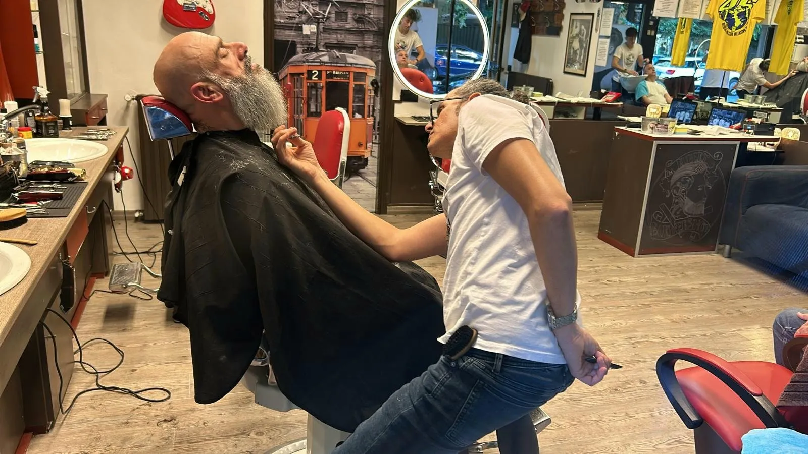 Rasatura barba di un cliente