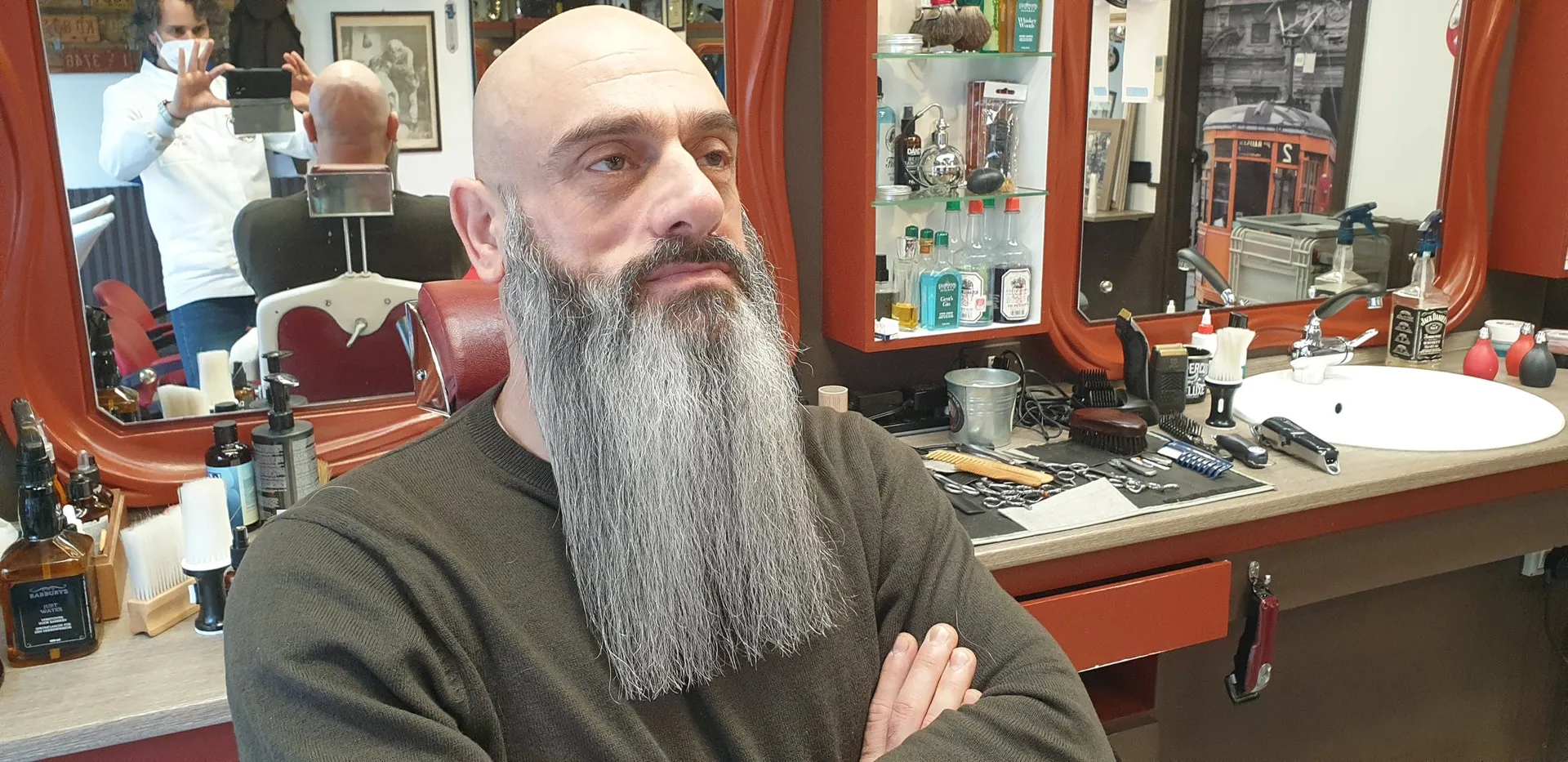 Barba lunga grigia in posa