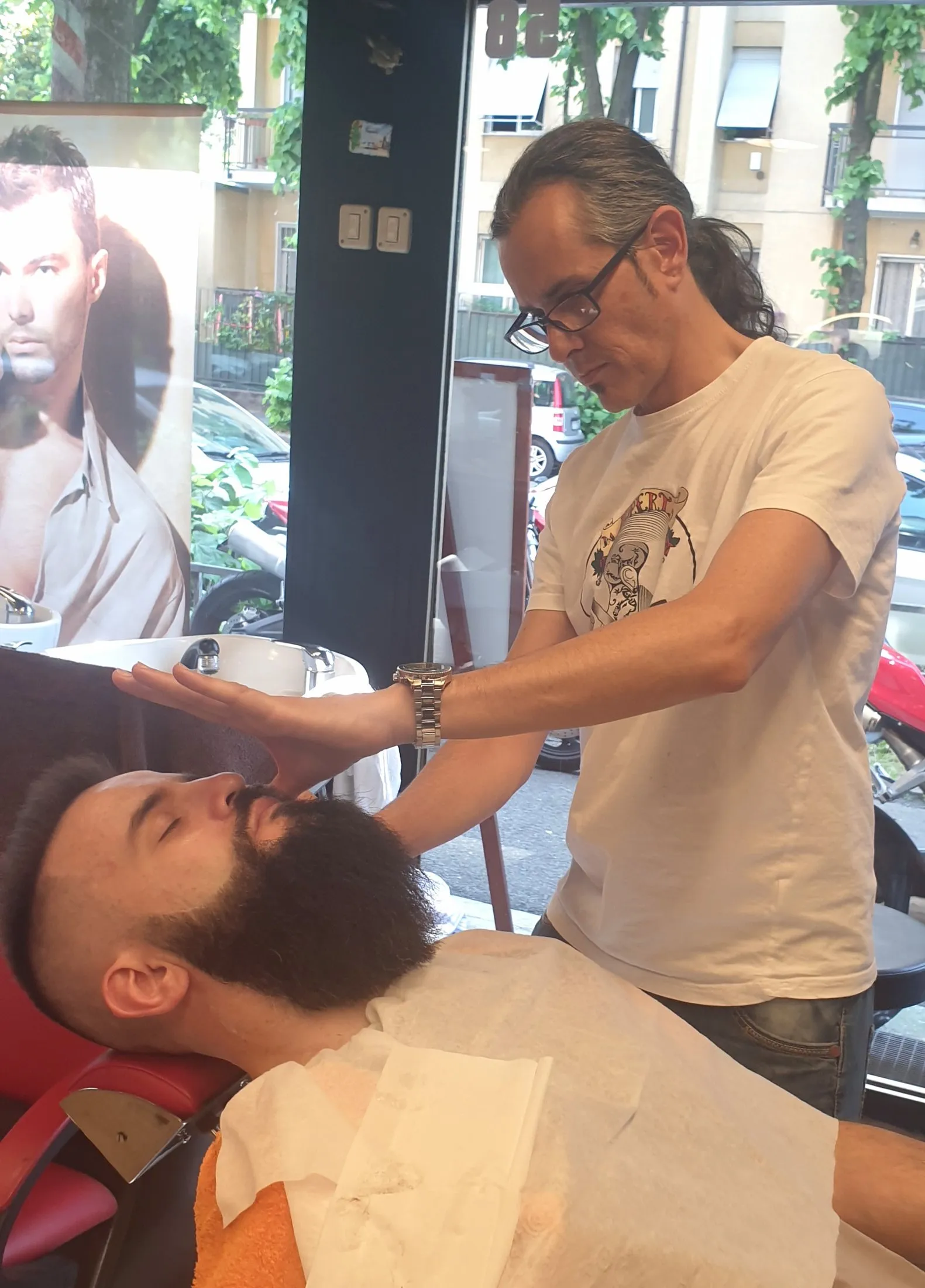 Cliente rilassato durante la rasatura