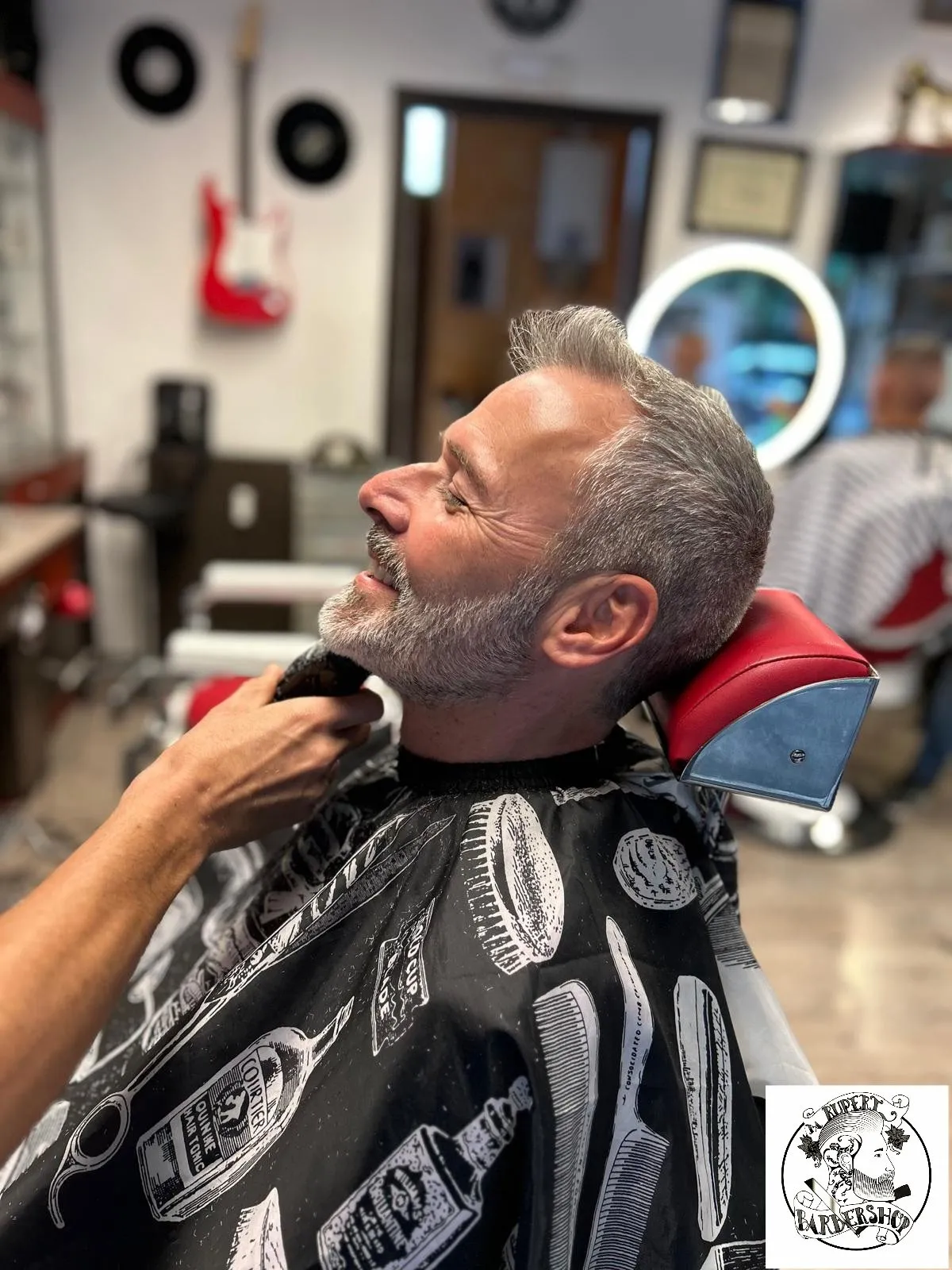 Cliente soddisfatto dopo la barba
