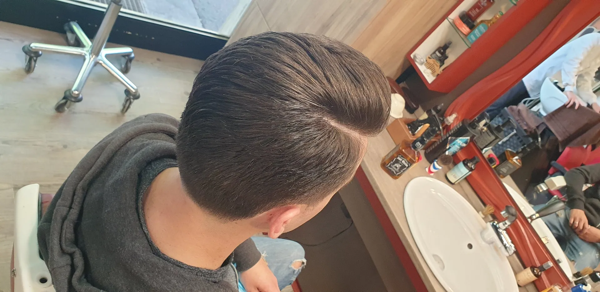 Pompadour classico visto dal retro