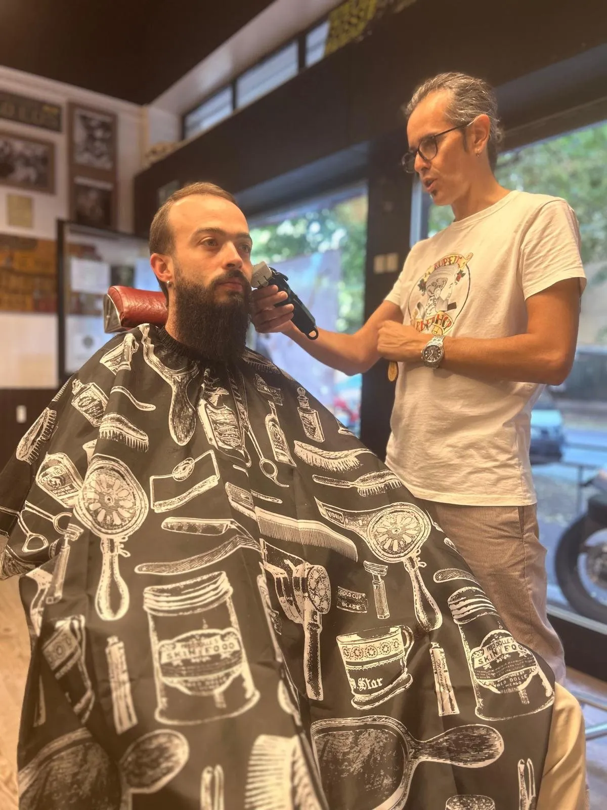 Rupert rifinisce una barba