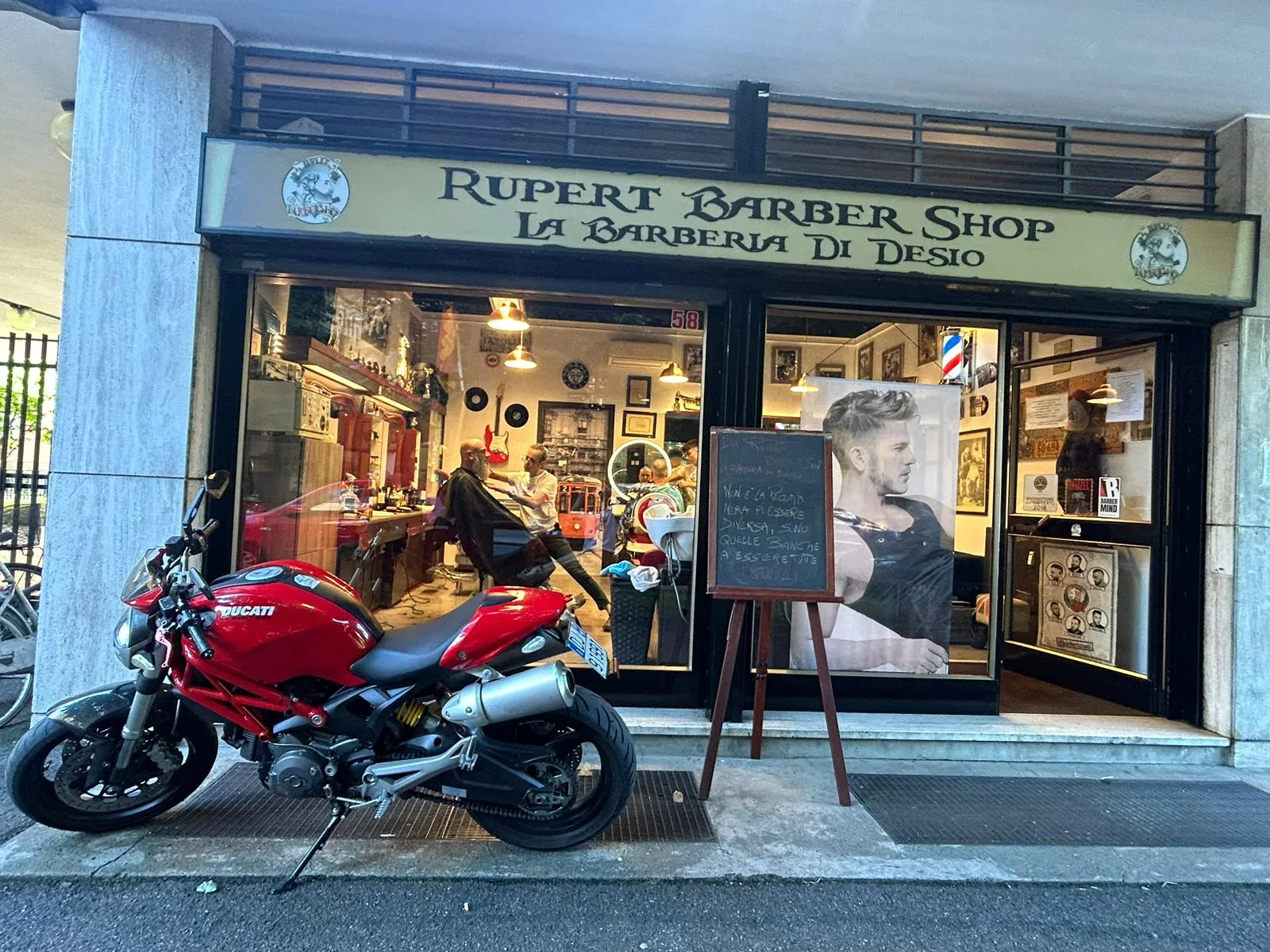 L'ingresso di Rupert Barber Shop, la barberia di Desio