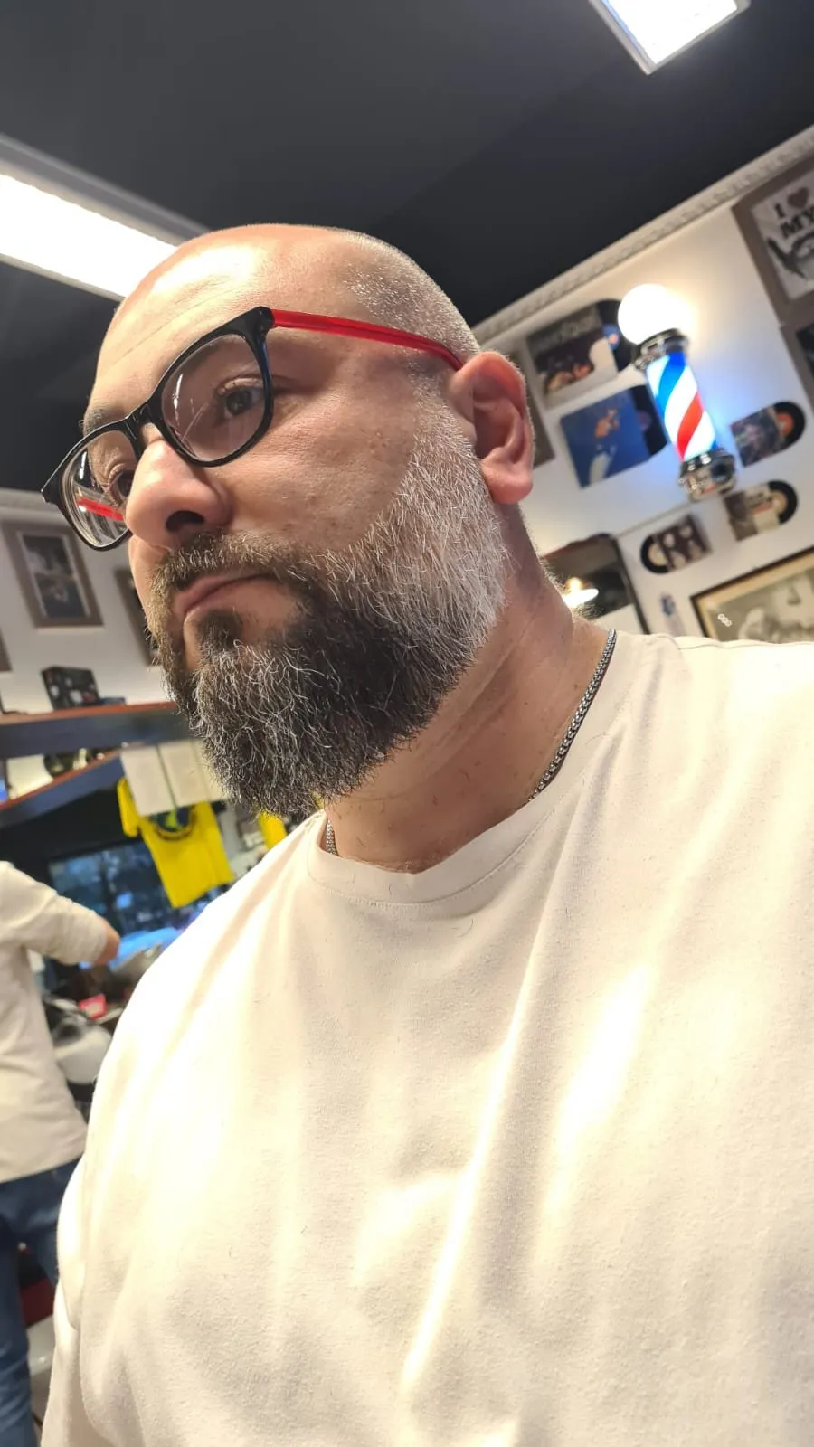 Barba folta di un cliente con occhiali