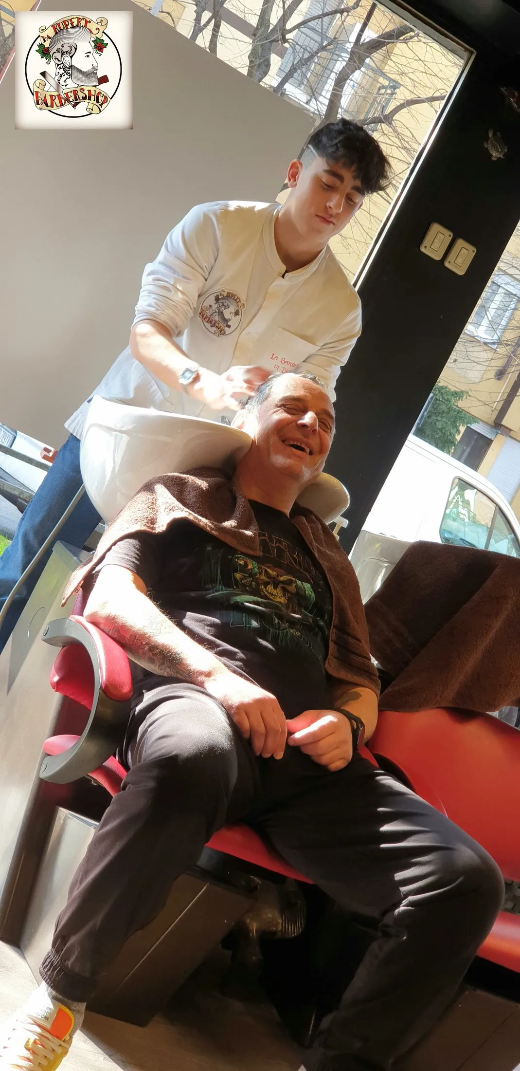 Diego lava i capelli a un cliente