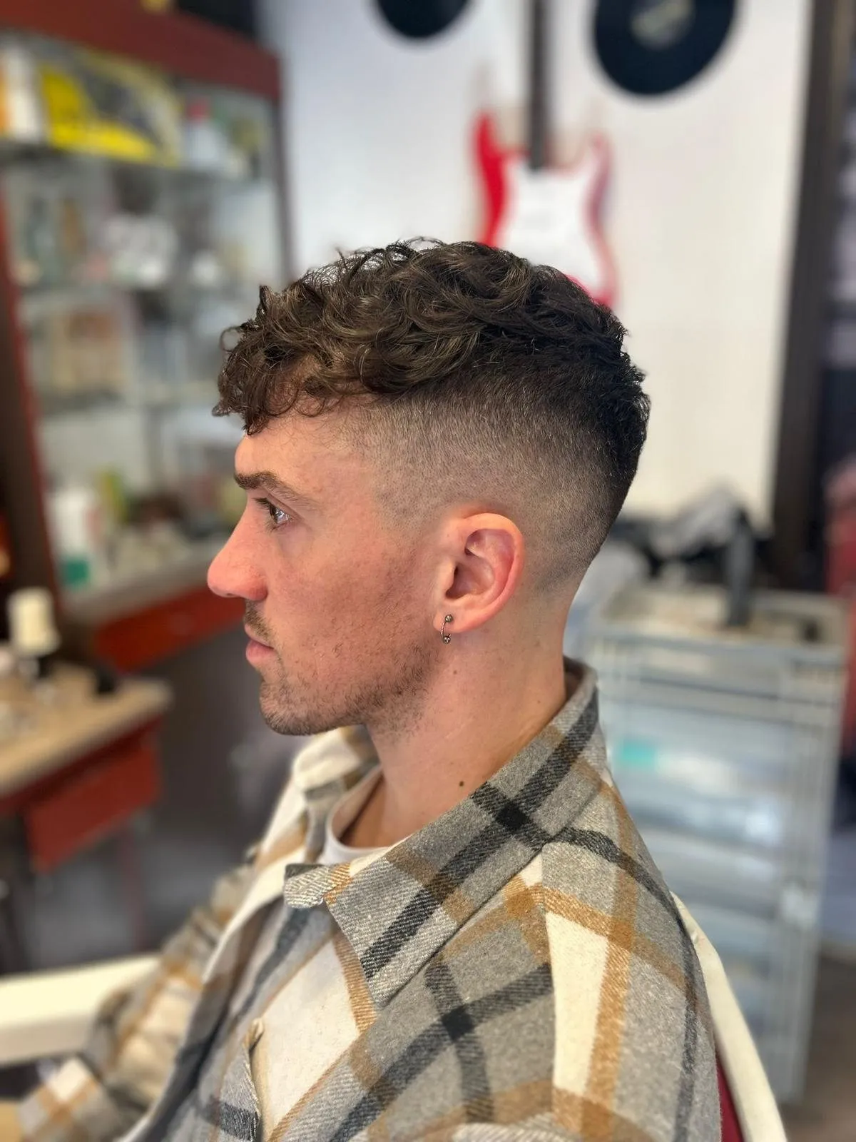 Fade su capelli ricci, profilo