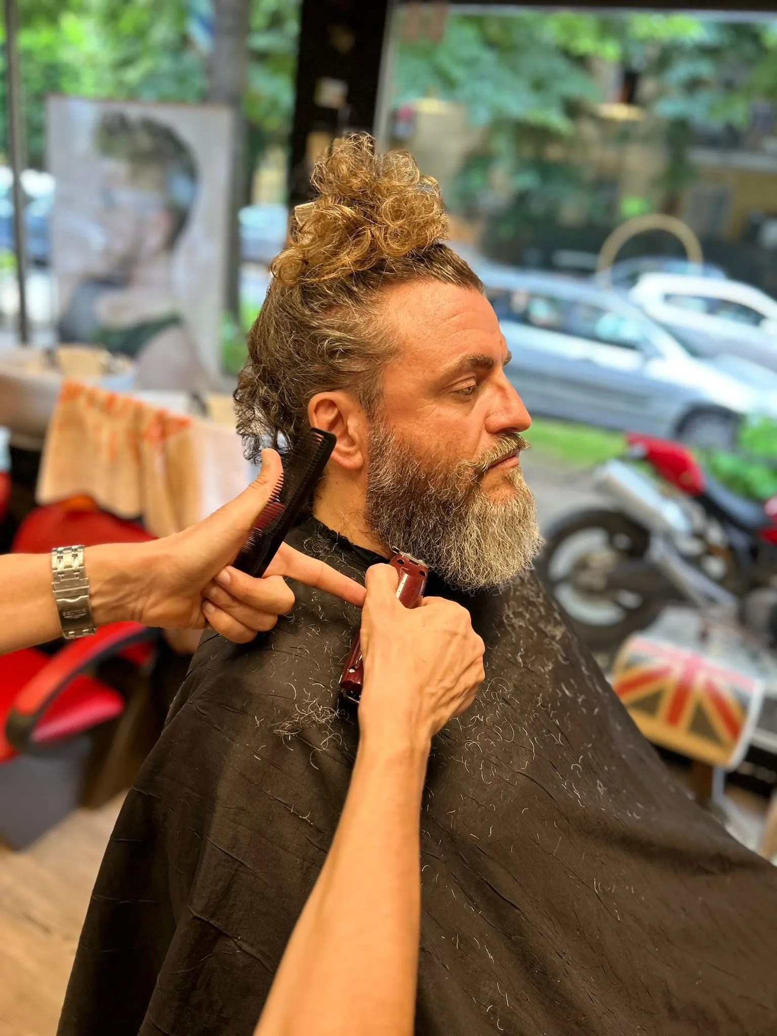Rifinitura barba con chignon