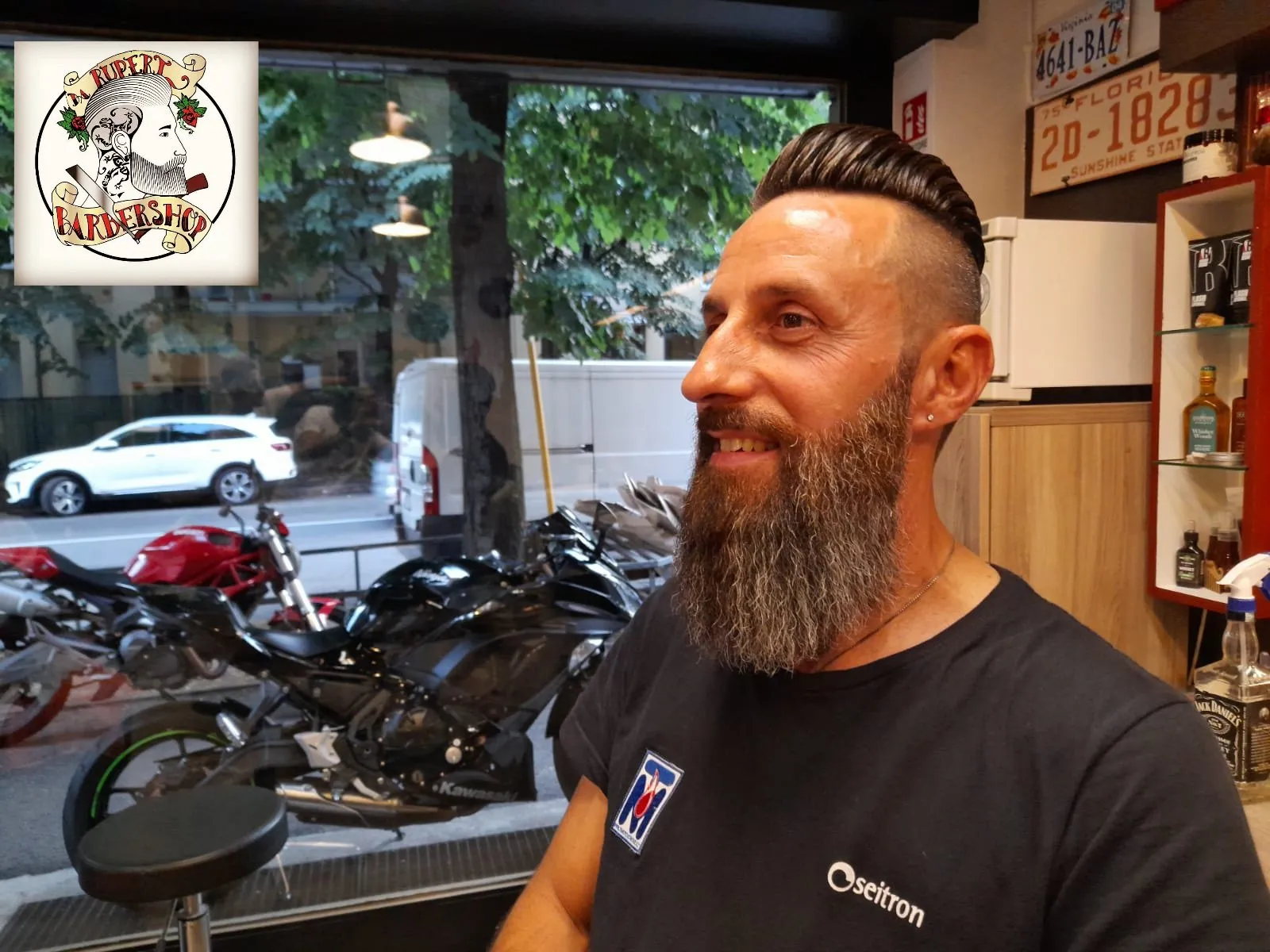 Cliente sorridente dopo la rasatura